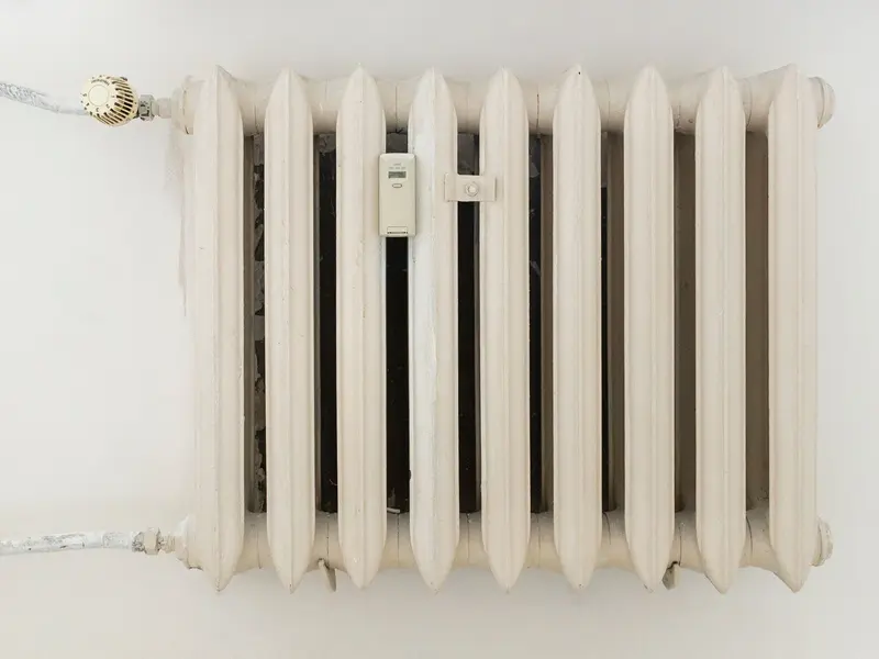 Bijeli radijator na zidu